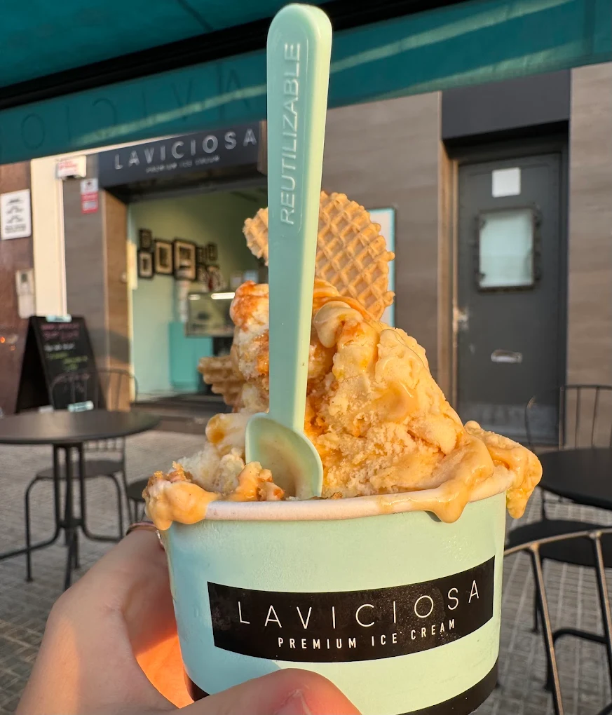 Tarrina de helado artesanal La Viciosa en la terraza