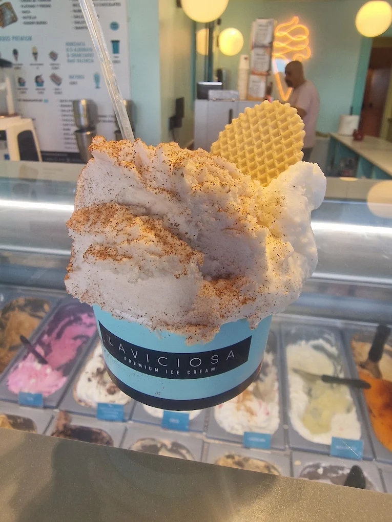 Helado de leche merengada con galleta waffle