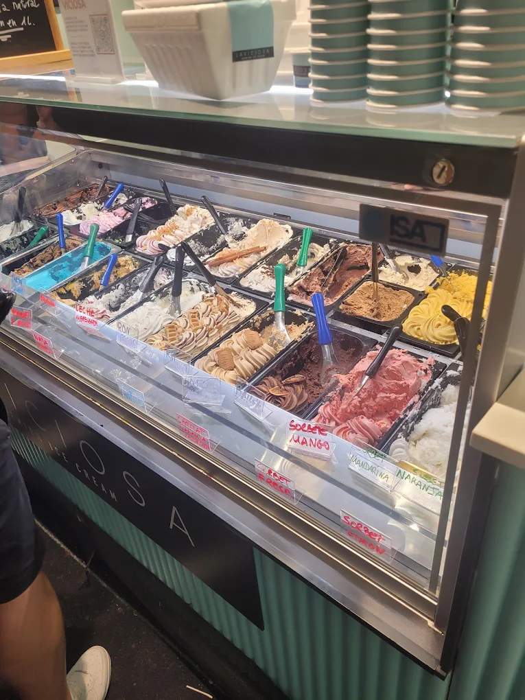 Vitrina completa de sabores artesanales en La Viciosa